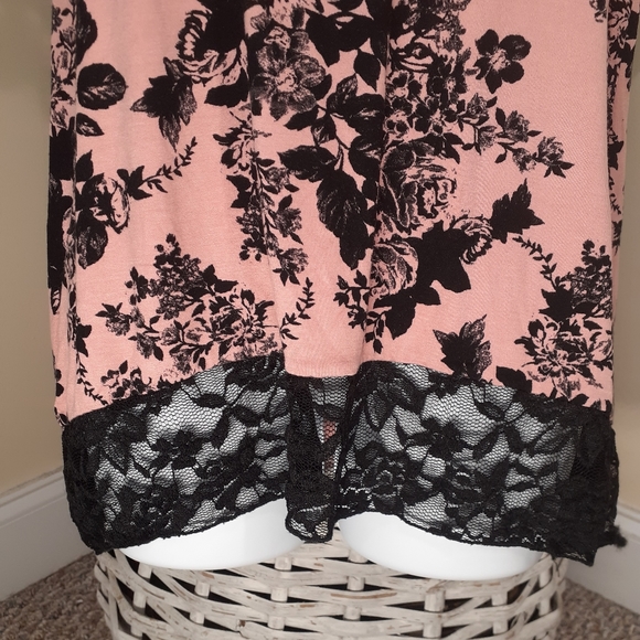 3/$15 Floral pattern on a Pale PinkRue Juju top - Picture 5 of 6